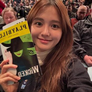 Nam Bo-ra Instagram - 가보고 싶었던 월 스트리트도 가보고 
우상향 기원 기념 사진도 찍고 
맛있는 것도 많이 먹고 
위키드 브로드웨이에 
자연사 박물관에 탐스퀘어에
하여간 뉴욕 이곳저곳 다 돌아본 여행💛