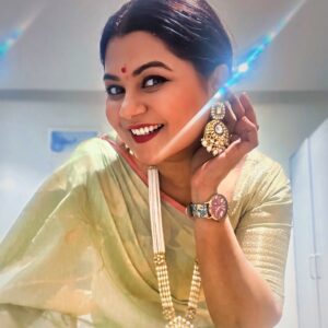 Namrata Sambherao Instagram - Beauty is eternity gazing at itself in a mirror.❤️
Saree by @rasikaachrekarawate ❤️
#beautiful #love #selfies #tradition #eventdiaries