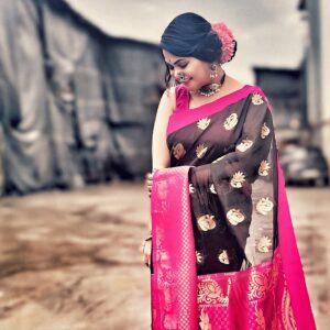 Namrata Sambherao Instagram - मकर संक्रांतीच्या शुभेच्छा 🎊 तिळगुळ घ्या गोड गोड बोला 🌹

#festival #color #black #grattitude #love #passion