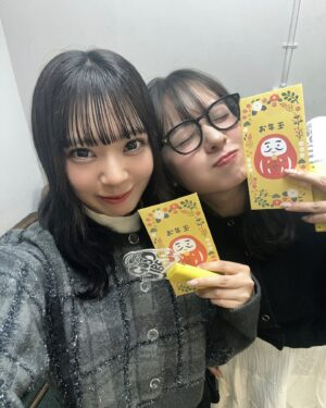 Nana Yamada Instagram - ひとりで歌って踊って魅せるステージ、
優馬のために集まってくれた事務所のみなさんと
楽しそうにしてる姿は本当にキラキラしていて
最高の親孝行だったし、きょうだい孝行(？)でした🙇🏻‍♀️

500円のお小遣いあげるから履歴書送っていい？
いーよ！と交渉成立したまだわたしも優馬も
小学生だったあの日👶🏻🍼笑

あの日からいろんなことが始まり、
18年間わたしたち家族を楽しませてくれて
いろんな世界を見せてくれてありがとう☺️👏

この先も家族みんなで、そしてきょーだい3人で
力を合わせて自分で選んだ道を正解にしていこう🥹🔥

ひとまず、お疲れさまでした🥹👏
とりあえずお疲れ様を込めて3人で焼肉行きましょう🍺
もちろんお支払いはおにぃでお願いしますッッ🙋🏻‍♀️笑

#お年玉