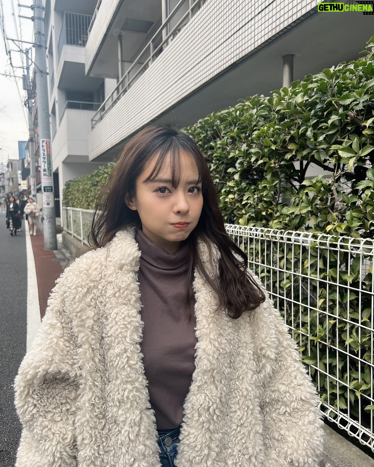 Nana Yamada - 5.5K Likes - 最近ね、はまってるものがおおくって。
本は変わらずマイペースに読んでいて。
去年やり忘れたゆきこまの帽子作りたくって
最近、編み物をはじめまして。
カムカムエヴリバディ以降すっかりはまった
朝ドラの見てなかったスカーレット見初めて。
(まだ50話目くらい☺︎)
そして年に一度くるツムツム再開のときが
新年早々にきまして。
1日を無駄に過ごしてないと思ってるのに、
気付けばあっという間に夜になってる、、。
わたしは目覚ましかけなければ、
一生眠れてしまうタイプなのでここ4年くらいは
ラヴィットと共に起きるのを目標にしてるのだけど
最近は寒くて全然だめ、、。
8:00に起きて0:00に寝るのが
1番わたしの理想的な過ごし方なので
はやく元に戻せるようにがんばりたいと
いう気持ちだということを報告させてください☺︎
またあした♡