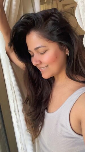 Narayani Shastri Instagram - Hamari muskurahat pe har koi marta hai…. HAR KOI 🙈