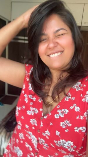 Narayani Shastri Instagram - New hair cut ki khushi  main ek gaana ho jaye 💃🏻