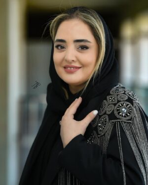 Narges Mohammadi Instagram - اکران فیلم دست تنها
ممنونم از طراح لباسم یلدای عزیزم برای طراحی این لباس زیبا 🌺♥️❤️ممنونم ازلیا  عزیزم