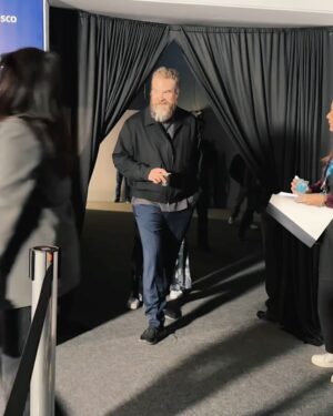 Natalia Kreuser Instagram - EU CONHECI O DAVID HARBOOOOOOUR!!!!!!!!!!! Eu tô completamente sem palavras, tô tão feliz por essa oportunidade, muito obrigada @disneybr 😍😭 #davidharbour #disney #thunderbolts #d23 #d23brasil