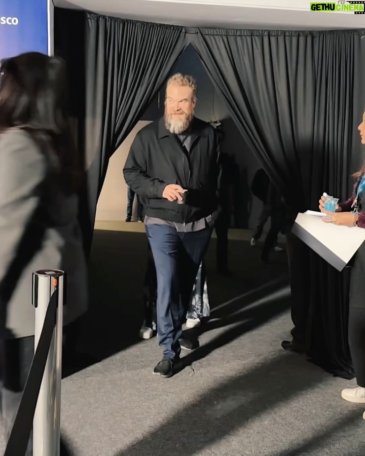 Natalia Kreuser - 7.4K Likes - EU CONHECI O DAVID HARBOOOOOOUR!!!!!!!!!!! Eu tô completamente sem palavras, tô tão feliz por essa oportunidade, muito obrigada @disneybr 😍😭 #davidharbour #disney #thunderbolts #d23 #d23brasil