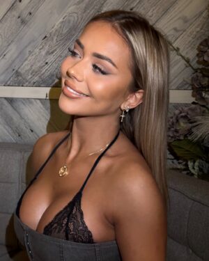 Natalia Zoppa Instagram - Smiling 🖤