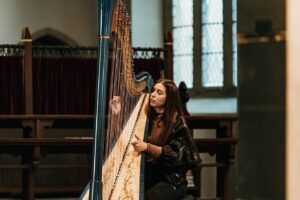 Natasha Khan Instagram - ‘The Dream of Delphi - Harp Visions’ began at this church performance I did with Lara Somogyi @laraharp, recreating songs from my album with her beautiful harp artistry.

The full collection of songs is coming this Friday 🕊️