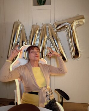 Nathalie Odzierejko Instagram - 40 ans et plus heureuse que jamais. Merci à mes ami.es de m’avoir organisé ce dîner surprise, j’ai beaucoup de chance de vous avoir✨ et merci à vous pour tout vos messages d’anniversaire 💕