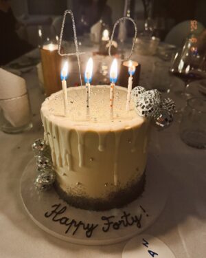 Nathalie Odzierejko Instagram - 40 ans et plus heureuse que jamais. Merci à mes ami.es de m’avoir organisé ce dîner surprise, j’ai beaucoup de chance de vous avoir✨ et merci à vous pour tout vos messages d’anniversaire 💕