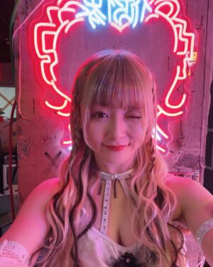 Natsumi Maki Instagram - ビビットネオン🇨🇳撮影中...

#natsupoi #なつぽい #stardom #スターダム