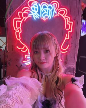 Natsumi Maki Instagram - ビビットネオン🇨🇳撮影中...

#natsupoi #なつぽい #stardom #スターダム