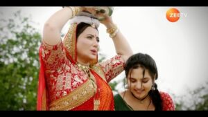 Nausheen Ali Sardar Instagram - Chandrika ko khatre se bachaane ki koshish mein kya chheen jaayengi Vasu ki saansein? 
Dekhiye #Vasudha, Mon-Fri, raat 10 baje, sirf #ZeeTV par, aur kahin bhi, kabhi bhi @zee5shows par. 

 #Vasu #Promo 

@nausheenalisardar
@iampriyathakurr