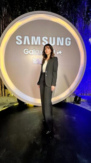 Naveen Waqar Instagram - Samsung Calling!!
.
.
.
.
#navinwaqar #samsung #pakistan