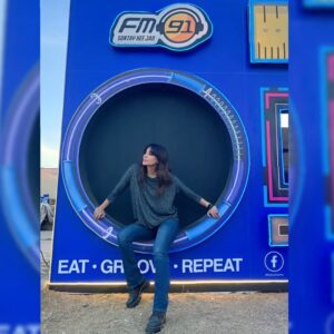 Naveen Waqar Instagram - Sunday check list: 
☑️hang at the radio booth with some of the coolest people I know
☑️ eat yummy food
☑️ play some awesome music. 
Yup. Life's good!
@fm91.official
.
.
.
.
#navinwaqar #sundayfunday