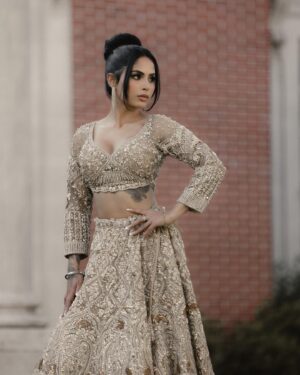 Navpreet Banga Instagram - Never missing an opportunity to dress like a Princess 👸🏻 

Glam : @beautycall 💓

Shots 📸: @jdbrarphotography 

Dress : @lux.bridal_ 👗 

#indianbridal #luxbridal #surreybc #vancouverbc #weddingphotography #indianwedding #receptionlook #indianreception #lehenga #indianlehenga