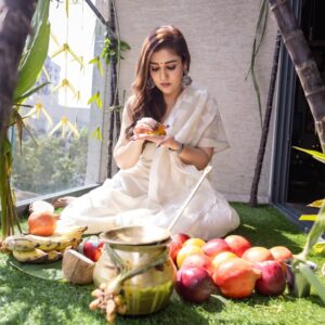 Nayanthara Instagram - உங்கள் வீட்டில் புன்னகை பொங்க..இனம் புரியா இன்பம் மனதில் பொங்க...நண்பர்கள் சூழ மகிழ்ச்சி பொங்க..பொங்கட்டும் தைப் பொங்கல் ❤️

நம்மை வாழ வைக்கும் தமிழுக்கும் விவசாயிகளுக்கு இந்நாளில் மனமார்ந்த நன்றியை தெரிவிப்போம். இனிய பொங்கல் நல்வாழ்த்துகள் 🙏🏻🙏🏻

Happy pongal from us to you😇😇🙏🏻🙏🏻