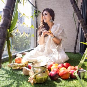 Nayanthara Instagram - உங்கள் வீட்டில் புன்னகை பொங்க..இனம் புரியா இன்பம் மனதில் பொங்க...நண்பர்கள் சூழ மகிழ்ச்சி பொங்க..பொங்கட்டும் தைப் பொங்கல் ❤️

நம்மை வாழ வைக்கும் தமிழுக்கும் விவசாயிகளுக்கு இந்நாளில் மனமார்ந்த நன்றியை தெரிவிப்போம். இனிய பொங்கல் நல்வாழ்த்துகள் 🙏🏻🙏🏻

Happy pongal from us to you😇😇🙏🏻🙏🏻