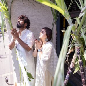 Nayanthara Instagram - உங்கள் வீட்டில் புன்னகை பொங்க..இனம் புரியா இன்பம் மனதில் பொங்க...நண்பர்கள் சூழ மகிழ்ச்சி பொங்க..பொங்கட்டும் தைப் பொங்கல் ❤️

நம்மை வாழ வைக்கும் தமிழுக்கும் விவசாயிகளுக்கு இந்நாளில் மனமார்ந்த நன்றியை தெரிவிப்போம். இனிய பொங்கல் நல்வாழ்த்துகள் 🙏🏻🙏🏻

Happy pongal from us to you😇😇🙏🏻🙏🏻