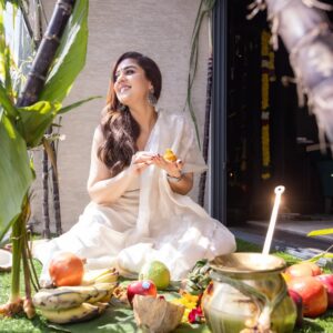 Nayanthara Instagram - உங்கள் வீட்டில் புன்னகை பொங்க..இனம் புரியா இன்பம் மனதில் பொங்க...நண்பர்கள் சூழ மகிழ்ச்சி பொங்க..பொங்கட்டும் தைப் பொங்கல் ❤️

நம்மை வாழ வைக்கும் தமிழுக்கும் விவசாயிகளுக்கு இந்நாளில் மனமார்ந்த நன்றியை தெரிவிப்போம். இனிய பொங்கல் நல்வாழ்த்துகள் 🙏🏻🙏🏻

Happy pongal from us to you😇😇🙏🏻🙏🏻