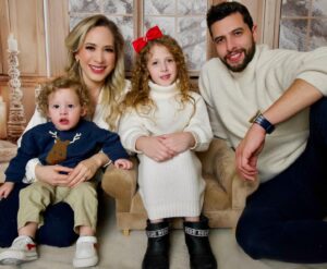 Naydelin Navarrete Instagram - Feliz navidad 🌲🎉

Les deseamos familia Anguiano Navarrete

Nuestras fotos hermosas 📸 @cielocardonastudio