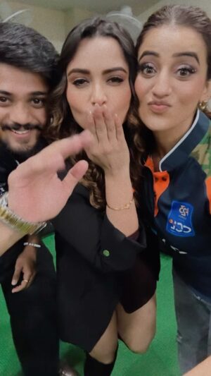 Neelam Giri Instagram - Is baar kuchh alag #holihai ❤️✨💥 with cutest @neelamgiri_ @swaggy_singh_rajput  dekhiye #harmoniyaarecords pe 3 baje 😍

Meri aur @rajpoot_sugam7 ki Aawaz lyrics @surjeetyadavchotu099 
.
.
.
.
.
#aksharasingh #reelitfeelit #song #bhojpurisong #neelamgiri #swaggy #foryou #harmoniyaarecords