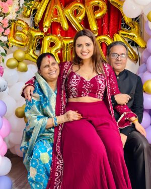 Neelam Giri Instagram - Thank you mummy daddy 😍❤️ for having you in my life 😘 love you bohut sara ❤️❤️ love my family