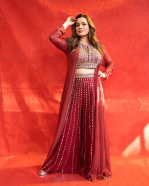 Neelam Kothari Instagram - Indian idol watch it tonight! ❤️❤️. 

Styledby: @stylebysugandhasood
Outfitby: @aliyanabymeenabazaar
Styleteam: @ankitaathorat
Makeup: @mitavaswani
Hair: @thakuramit190
Clickedby: @harshphotography11