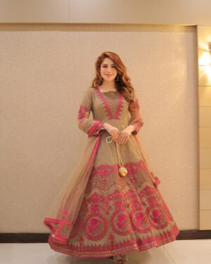 Neelam Muneer Instagram - Eid Mubarak @shaposh_official ✨🤝♥️

Coordination: @pr_by_zainab

#eid #stylewithshaposh #prbyzainab #shaposh #lookingPosh

@mywedpk @zehrasaesthetix @shopelegancia