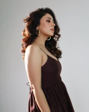 Neha Sargam Instagram - करेंट मूड 🫠🧸✨
#thissongiseverything 💌 @sonunigamofficial 🫶🏻🫶🏻