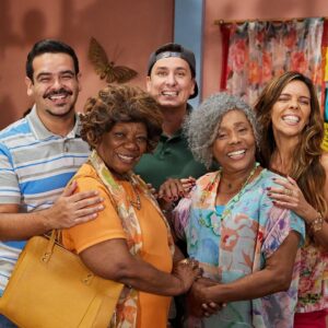 Neusa Borges Instagram - Aquela foto de milhões desse elenco de primeira na série “Cosme e Damião: Quase Santos”, disponível na @globoplay. Já viu a Tia Meire na série?

#cosmesedamiãoquasesanto
#neusaborges 
#tiameire