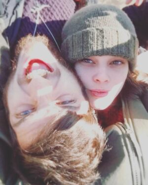 Neva Leoni Instagram - Era il 2015. Al cinema dopo tanti anni usciva Jurassic World. E noi incrociavamo le nostre vite. #10anni 💙💙