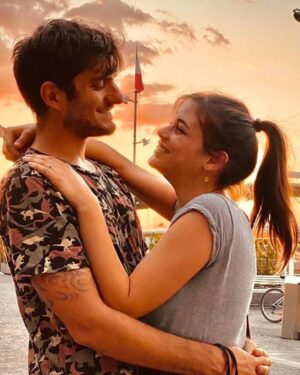 Neva Leoni Instagram - Era il 2015. Al cinema dopo tanti anni usciva Jurassic World. E noi incrociavamo le nostre vite. #10anni 💙💙