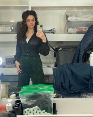 Neva Leoni Instagram - Quest’anno decisamente mi sono mossa parecchio ♥️ ho fatto tanta fatica a fare una selezione ma ecco qui…
Gennaio: sono nel 1848 a Milano
Febbraio: sono con mia sorella Nina a Levante (lei fa tanto la sostenuta ma in verità mi ama alla follia)
Marzo: con la mia mamma a Palermo♥️
Aprile: si torna a Levante in OTTIMA compagnia 
Maggio: viaggio in camper con le persone che forse mi conoscono più al mondo 👯‍♀️
Giugno: la mia prima volta da madrina💖🌈
Luglio: a Crotone con quel bel sirenetto di mio marito🧜🏻‍♂️
Agosto: in Grecia con il mio primo (ma speriamo non ultimo) viaggio in barca🛥️
Settembre: infermiera bionda a Udine👩🏼‍⚕️
Ottobre: stessa infermiera ma a Bari. E con un tipo poco raccomandabile ma decisamente geniale.🤪
Novembre: viaggio di nozze in ritardo ma decisamente stupendo in Vietnam🇻🇳
Dicembre: sul monte Navegna a faticare in vista dei cenoni vari.⛰️
Ciao 2024 sei stato una figata♥️