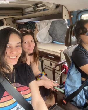 Neva Leoni Instagram - Quest’anno decisamente mi sono mossa parecchio ♥️ ho fatto tanta fatica a fare una selezione ma ecco qui…
Gennaio: sono nel 1848 a Milano
Febbraio: sono con mia sorella Nina a Levante (lei fa tanto la sostenuta ma in verità mi ama alla follia)
Marzo: con la mia mamma a Palermo♥️
Aprile: si torna a Levante in OTTIMA compagnia 
Maggio: viaggio in camper con le persone che forse mi conoscono più al mondo 👯‍♀️
Giugno: la mia prima volta da madrina💖🌈
Luglio: a Crotone con quel bel sirenetto di mio marito🧜🏻‍♂️
Agosto: in Grecia con il mio primo (ma speriamo non ultimo) viaggio in barca🛥️
Settembre: infermiera bionda a Udine👩🏼‍⚕️
Ottobre: stessa infermiera ma a Bari. E con un tipo poco raccomandabile ma decisamente geniale.🤪
Novembre: viaggio di nozze in ritardo ma decisamente stupendo in Vietnam🇻🇳
Dicembre: sul monte Navegna a faticare in vista dei cenoni vari.⛰️
Ciao 2024 sei stato una figata♥️