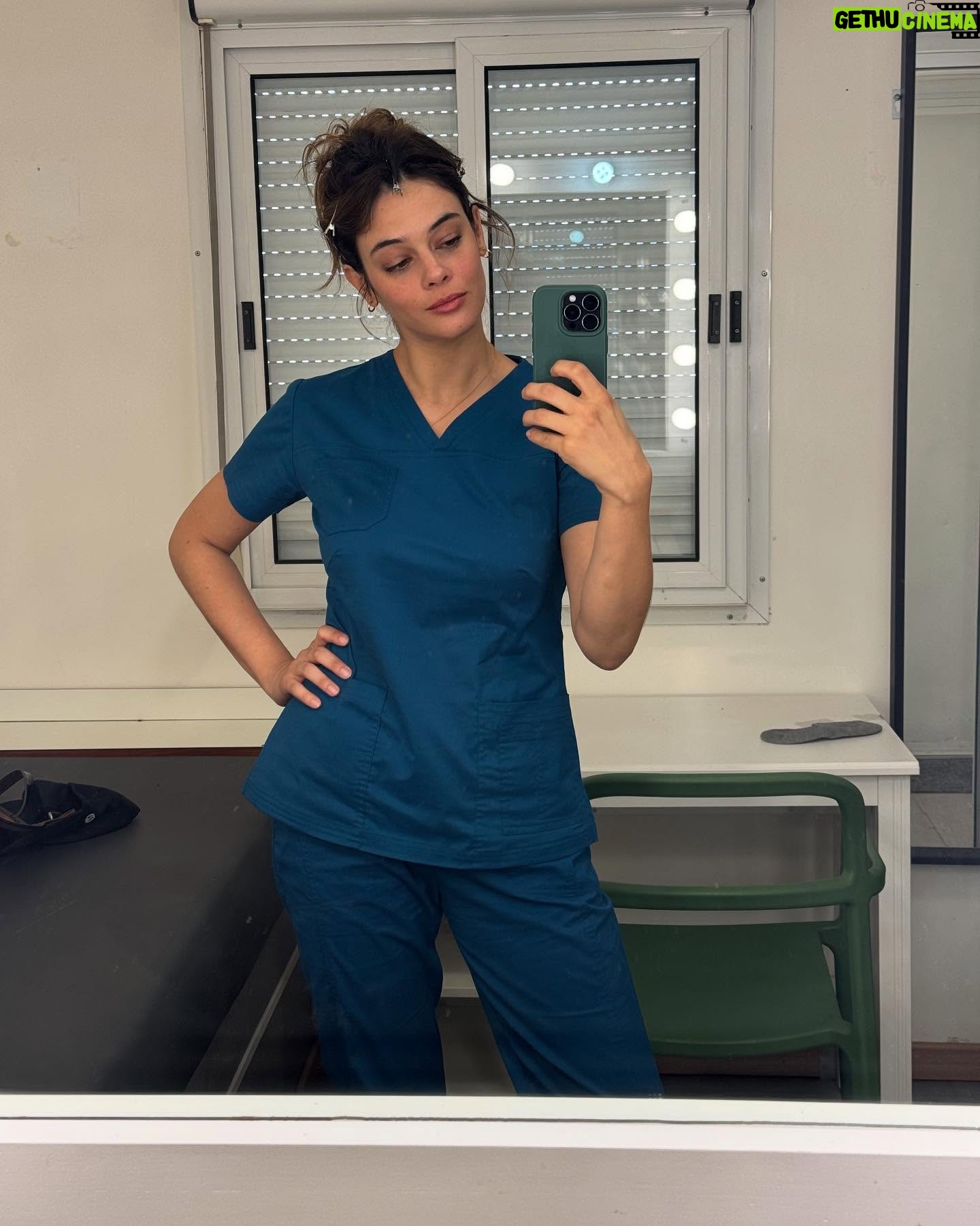 Neva Leoni - 5.5K Likes - Quest’anno decisamente mi sono mossa parecchio ♥️ ho fatto tanta fatica a fare una selezione ma ecco qui…
Gennaio: sono nel 1848 a Milano
Febbraio: sono con mia sorella Nina a Levante (lei fa tanto la sostenuta ma in verità mi ama alla follia)
Marzo: con la mia mamma a Palermo♥️
Aprile: si torna a Levante in OTTIMA compagnia
Maggio: viaggio in camper con le persone che forse mi conoscono più al mondo 👯♀️
Giugno: la mia prima volta da madrina💖🌈
Luglio: a Crotone con quel bel sirenetto di mio marito🧜🏻♂️
Agosto: in Grecia con il mio primo (ma speriamo non ultimo) viaggio in barca🛥️
Settembre: infermiera bionda a Udine👩🏼⚕️
Ottobre: stessa infermiera ma a Bari. E con un tipo poco raccomandabile ma decisamente geniale.🤪
Novembre: viaggio di nozze in ritardo ma decisamente stupendo in Vietnam🇻🇳
Dicembre: sul monte Navegna a faticare in vista dei cenoni vari.⛰️
Ciao 2024 sei stato una figata♥️