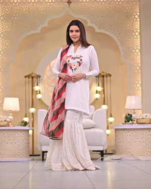 Nida Yasir Instagram - My only cotton fusion outfit for this eid. Pure cotton kurti with colourful handwork and delicate gota paired up with indian chiffon gharara having sequence n gota on it fulfills festivity requirement. And as the outfit is all in white so to compliment it the dupatta has been dyed in 4 different colors. Wear it and have fun.
@ynida.clothing