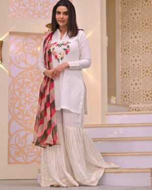 Nida Yasir Instagram - My only cotton fusion outfit for this eid. Pure cotton kurti with colourful handwork and delicate gota paired up with indian chiffon gharara having sequence n gota on it fulfills festivity requirement. And as the outfit is all in white so to compliment it the dupatta has been dyed in 4 different colors. Wear it and have fun.
@ynida.clothing