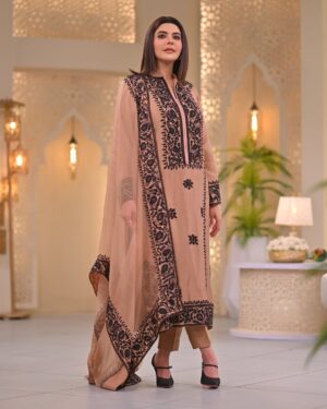 Nida Yasir Instagram - Fawn colour pure rawsilk 80grams collar shirt and pants with pure organza duppatta including black embroidery on the whole outfit as visible in picture
@ynida.clothing 
@officialmagnifique_