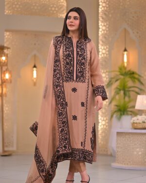Nida Yasir Instagram - Fawn colour pure rawsilk 80grams collar shirt and pants with pure organza duppatta including black embroidery on the whole outfit as visible in picture
@ynida.clothing 
@officialmagnifique_