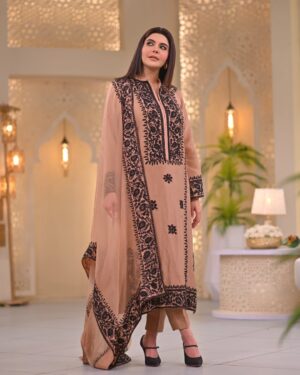 Nida Yasir Instagram - Fawn colour pure rawsilk 80grams collar shirt and pants with pure organza duppatta including black embroidery on the whole outfit as visible in picture
@ynida.clothing 
@officialmagnifique_
