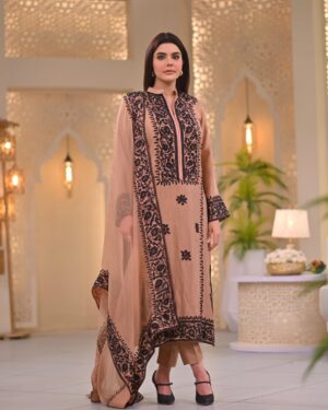 Nida Yasir Instagram - Fawn colour pure rawsilk 80grams collar shirt and pants with pure organza duppatta including black embroidery on the whole outfit as visible in picture
@ynida.clothing 
@officialmagnifique_