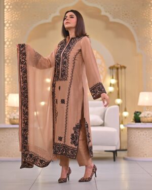 Nida Yasir Instagram - Fawn colour pure rawsilk 80grams collar shirt and pants with pure organza duppatta including black embroidery on the whole outfit as visible in picture
@ynida.clothing 
@officialmagnifique_