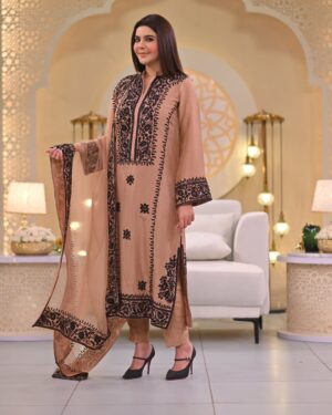 Nida Yasir Instagram - Fawn colour pure rawsilk 80grams collar shirt and pants with pure organza duppatta including black embroidery on the whole outfit as visible in picture
@ynida.clothing 
@officialmagnifique_