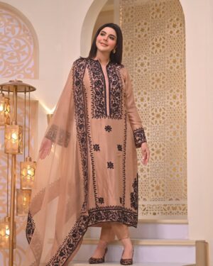 Nida Yasir Instagram - Fawn colour pure rawsilk 80grams collar shirt and pants with pure organza duppatta including black embroidery on the whole outfit as visible in picture
@ynida.clothing 
@officialmagnifique_
