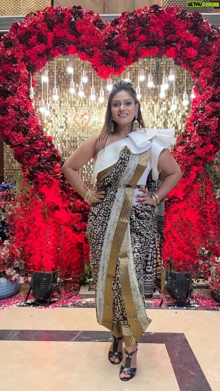 Nidhi Mahawan - 1.4K Likes - Udi Phire 🦋 
Ek photo vali reel maine bhi post kar di ❤️

Outfit by @kainta_designs 

#ootd #saree #sareedrape #dhoti #indowestern #aboutlastnight #shenanigans #familyfunction #instagram #instareels #reelitfeelit #reelkarofeelkaro #vibes #goodvibes #positivity #gratitude