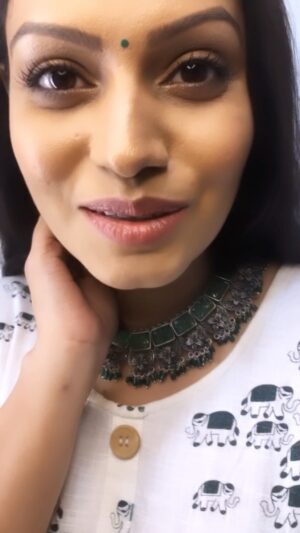Nidhi Mahawan Instagram - Self Love ❤️ 
.
Pure Silver Jewellery by @sakkshamsilver 
Shot by @rashmi.t @_nandangharat 
Styling & Costume by @ashimahawan @kainta_designs 

.
#pure #trend #trending #reels #nidhimahawan #mua #puresilverjewellery #silverjewelry #stylefashion #white #cute #greenjewelry #greenstone