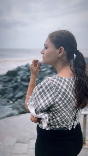 Nidhi Mahawan Instagram - बारिश तो होनी ही थी,
हवा को दुख सुनाए थे मैंने….

❤️❤️❤️❤️❤️❤️❤️

#rain #beach #shayari #thoughts #beachvibes #beachday #thoughtoftheday #rainyday #happiness #serenity #serene #serendipity #calm #happy #ootd #indiangirl #bollywood #bollywoodactress #live #laugh #love #gratitude #mumbai #mumbaibeach #beachmorning #bombay