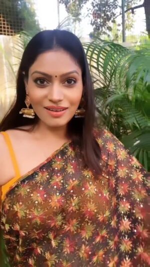 Nidhi Mahawan Instagram - Random Reels 💕
.
.
#trending #trendingreels #reelssongs #reelkarofeelkaro #indiandance #fashion #instagood #indiangirls #girls #mumbai #mumbaigirls #saree #sareelove #love #peace #instafashion #instadaily