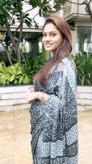 Nidhi Mahawan Instagram - जिन भेषं म्हारो साहिब रीझे, सो ही भेष धरूँगी।
सील संतोष धरु घट भीतर, समता पकड़ रहूँगी॥

#trendingreels #trending #saree #sareelove #shamshera #ranbirkapoor #love #slowmotion #slomo #indianwear #desi #desigirl #designer #ootd #instagram #instareels #reelsinstagram #reelitfeelit #reelkarofeelkaro #bollywood #indian #bollywoodactress